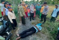 Petugas kepolisian bersama warga berada di lokasi penemuan seorang lansia yang ditemukan meninggal dunia di jalan desa di Dusun Kopao, Desa Lobuk, Kecamatan Bluto, Kabupaten Sumenep, Kamis (11/6/2026).
