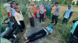 Petugas kepolisian bersama warga berada di lokasi penemuan seorang lansia yang ditemukan meninggal dunia di jalan desa di Dusun Kopao, Desa Lobuk, Kecamatan Bluto, Kabupaten Sumenep, Kamis (11/6/2026).