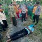 Petugas kepolisian bersama warga berada di lokasi penemuan seorang lansia yang ditemukan meninggal dunia di jalan desa di Dusun Kopao, Desa Lobuk, Kecamatan Bluto, Kabupaten Sumenep, Kamis (11/6/2026).