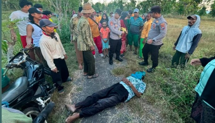 Petugas kepolisian bersama warga berada di lokasi penemuan seorang lansia yang ditemukan meninggal dunia di jalan desa di Dusun Kopao, Desa Lobuk, Kecamatan Bluto, Kabupaten Sumenep, Kamis (11/6/2026).
