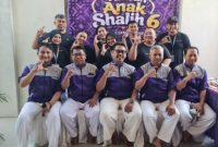 Tim medis, panitia, dan perwakilan MYZE Hotel Sumenep berfoto bersama usai pelaksanaan kegiatan Khitan Anak Shalih 6 yang diselenggarakan Pimpinan Cabang Muhammadiyah (PCM) Sumenep di Kompleks Mujahidin Modern Islamic Center, Sabtu (20/6/2026).