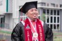 PROFIL. Dr. Miftahol Arifin berpose usai wisuda doktoral, simbol dedikasi dalam menempuh pendidikan dan pengabdian. (Istimewa/Redaksi/Warta9)