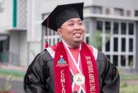 PROFIL. Dr. Miftahol Arifin berpose usai wisuda doktoral, simbol dedikasi dalam menempuh pendidikan dan pengabdian. (Istimewa/Redaksi/Warta9)