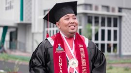 PROFIL. Dr. Miftahol Arifin berpose usai wisuda doktoral, simbol dedikasi dalam menempuh pendidikan dan pengabdian. (Istimewa/Redaksi/Warta9)