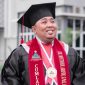 PROFIL. Dr. Miftahol Arifin berpose usai wisuda doktoral, simbol dedikasi dalam menempuh pendidikan dan pengabdian. (Istimewa/Redaksi/Warta9)