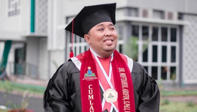 PROFIL. Dr. Miftahol Arifin berpose usai wisuda doktoral, simbol dedikasi dalam menempuh pendidikan dan pengabdian. (Istimewa/Redaksi/Warta9)