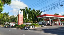 Suasana SPBU di Jalan Raya Gapura, Paberasan, Kecamatan Kota Sumenep. SPBU ini menjadi sorotan setelah muncul dugaan pengisian BBM subsidi menggunakan puluhan jerigen secara berulang di tengah antrean panjang masyarakat yang mencari Pertalite dan Biosolar. (Dok. Istimewa)