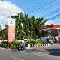 Suasana SPBU di Jalan Raya Gapura, Paberasan, Kecamatan Kota Sumenep. SPBU ini menjadi sorotan setelah muncul dugaan pengisian BBM subsidi menggunakan puluhan jerigen secara berulang di tengah antrean panjang masyarakat yang mencari Pertalite dan Biosolar. (Dok. Istimewa)