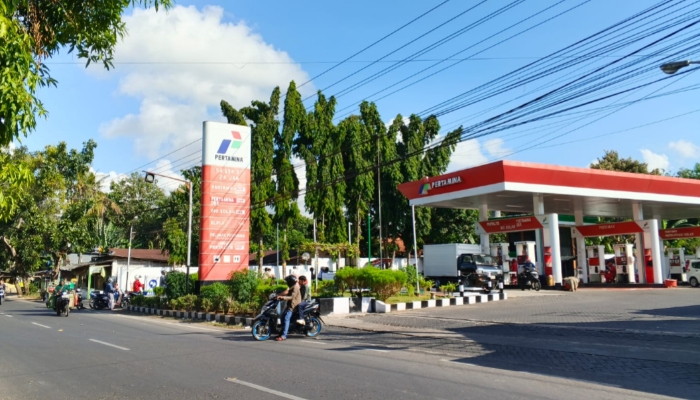 Suasana SPBU di Jalan Raya Gapura, Paberasan, Kecamatan Kota Sumenep. SPBU ini menjadi sorotan setelah muncul dugaan pengisian BBM subsidi menggunakan puluhan jerigen secara berulang di tengah antrean panjang masyarakat yang mencari Pertalite dan Biosolar. (Dok. Istimewa)