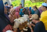 Perangkat Desa Soddara bersama petugas terkait menyalurkan bantuan pangan berupa beras dari Perum Bulog dan minyak goreng kepada keluarga penerima manfaat (KPM) di balai desa. Penyaluran dilakukan secara tertib dan langsung kepada warga yang berhak menerima sesuai data yang telah ditetapkan pemerintah.(Foto: Istimewa)