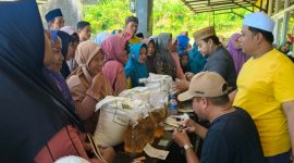 Perangkat Desa Soddara bersama petugas terkait menyalurkan bantuan pangan berupa beras dari Perum Bulog dan minyak goreng kepada keluarga penerima manfaat (KPM) di balai desa. Penyaluran dilakukan secara tertib dan langsung kepada warga yang berhak menerima sesuai data yang telah ditetapkan pemerintah.(Foto: Istimewa)