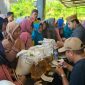 Perangkat Desa Soddara bersama petugas terkait menyalurkan bantuan pangan berupa beras dari Perum Bulog dan minyak goreng kepada keluarga penerima manfaat (KPM) di balai desa. Penyaluran dilakukan secara tertib dan langsung kepada warga yang berhak menerima sesuai data yang telah ditetapkan pemerintah.(Foto: Istimewa)