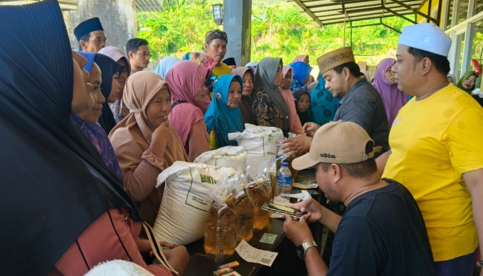 Perangkat Desa Soddara bersama petugas terkait menyalurkan bantuan pangan berupa beras dari Perum Bulog dan minyak goreng kepada keluarga penerima manfaat (KPM) di balai desa. Penyaluran dilakukan secara tertib dan langsung kepada warga yang berhak menerima sesuai data yang telah ditetapkan pemerintah.(Foto: Istimewa)