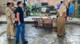 Sejumlah petugas meninjau kondisi fasilitas di kawasan Aglomerasi Pabrik Hasil Tembakau (APHT) Kabupaten Sumenep. Pemerintah Kabupaten Sumenep menyiapkan pengadaan berbagai sarana penunjang operasional melalui anggaran Dana Bagi Hasil Cukai Hasil Tembakau (DBHCHT) Tahun Anggaran 2026 senilai Rp700 juta.
