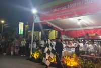 PELEPASAN PAWAI OBOR: Bupati Sumenep Achmad Fauzi Wongsojudo secara simbolis melepas peserta Pawai Obor Tahun Baru Islam 1 Muharram 1448 Hijriah di depan Labang Mesem Keraton Sumenep, Senin (29/6/2026) malam.(Foto: Istimewa/WARTA9)
