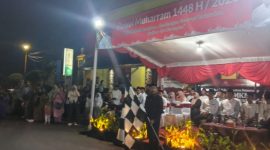 PELEPASAN PAWAI OBOR: Bupati Sumenep Achmad Fauzi Wongsojudo secara simbolis melepas peserta Pawai Obor Tahun Baru Islam 1 Muharram 1448 Hijriah di depan Labang Mesem Keraton Sumenep, Senin (29/6/2026) malam.(Foto: Istimewa/WARTA9)
