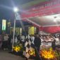 PELEPASAN PAWAI OBOR: Bupati Sumenep Achmad Fauzi Wongsojudo secara simbolis melepas peserta Pawai Obor Tahun Baru Islam 1 Muharram 1448 Hijriah di depan Labang Mesem Keraton Sumenep, Senin (29/6/2026) malam.(Foto: Istimewa/WARTA9)