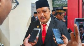 Kepala Dinas Pemberdayaan Masyarakat dan Desa (DPMD) Kabupaten Sumenep, Achmad Dzulkarnain, memberikan keterangan kepada awak media terkait persiapan Pemilihan Kepala Desa (Pilkades) Serentak 2027 yang akan diikuti 246 desa di Kabupaten Sumenep. (Foto: Istimewa).