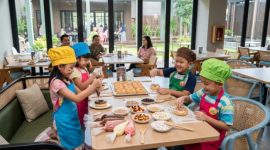 Sejumlah anak mengikuti program Little Chef di Sae Rassa Restaurant, MYZE Hotel Sumenep, dengan menghias donat menggunakan beragam topping pilihan. Program yang digelar setiap Minggu ini menghadirkan pengalaman belajar yang menyenangkan sekaligus mempererat kebersamaan keluarga. (Foto: Istimewa)