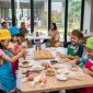 Sejumlah anak mengikuti program Little Chef di Sae Rassa Restaurant, MYZE Hotel Sumenep, dengan menghias donat menggunakan beragam topping pilihan. Program yang digelar setiap Minggu ini menghadirkan pengalaman belajar yang menyenangkan sekaligus mempererat kebersamaan keluarga. (Foto: Istimewa)