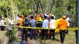 Petugas Basarnas bersama personel Polres Sumenep dan warga mengevakuasi jenazah seorang pria dari dalam sumur di Dusun Bindung II, Desa Lenteng Barat, Kecamatan Lenteng, Rabu (1/7/2026).