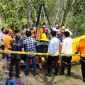 Petugas Basarnas bersama personel Polres Sumenep dan warga mengevakuasi jenazah seorang pria dari dalam sumur di Dusun Bindung II, Desa Lenteng Barat, Kecamatan Lenteng, Rabu (1/7/2026).