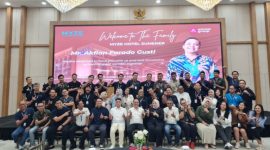 Foto Bersama: Jajaran direksi, perwakilan ARTOTEL Group, dan seluruh artist MYZE Hotel Sumenep berfoto bersama usai acara Welcome General Manager sebagai bentuk penyambutan kepada Akfian Farado Gusti yang resmi menjabat sebagai General Manager baru MYZE Hotel Sumenep. (Foto: Istimewa).