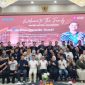 Foto Bersama: Jajaran direksi, perwakilan ARTOTEL Group, dan seluruh artist MYZE Hotel Sumenep berfoto bersama usai acara Welcome General Manager sebagai bentuk penyambutan kepada Akfian Farado Gusti yang resmi menjabat sebagai General Manager baru MYZE Hotel Sumenep. (Foto: Istimewa).