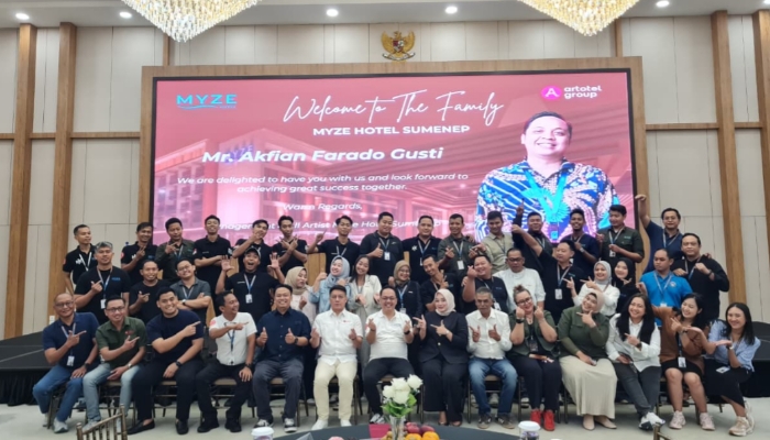 Foto Bersama: Jajaran direksi, perwakilan ARTOTEL Group, dan seluruh artist MYZE Hotel Sumenep berfoto bersama usai acara Welcome General Manager sebagai bentuk penyambutan kepada Akfian Farado Gusti yang resmi menjabat sebagai General Manager baru MYZE Hotel Sumenep. (Foto: Istimewa).