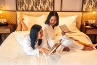 Dua tamu menikmati suasana nyaman di salah satu kamar MYZE Hotel Sumenep by ARTOTEL. Hotel ini menghadirkan promo spesial bagi pemilik KTP Madura berupa potongan harga menginap dan diskon bersantap di Sae Rassa Restaurant. (Dok. MYZE Hotel Sumenep)