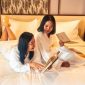 Dua tamu menikmati suasana nyaman di salah satu kamar MYZE Hotel Sumenep by ARTOTEL. Hotel ini menghadirkan promo spesial bagi pemilik KTP Madura berupa potongan harga menginap dan diskon bersantap di Sae Rassa Restaurant. (Dok. MYZE Hotel Sumenep)