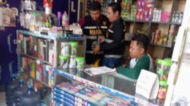 Petugas Bea Cukai didampingi Satpol PP melakukan pemeriksaan di sebuah toko di Jalan Jamaluddin, Kelurahan Gunung Sekar, Kecamatan Sampang, Kamis (16/7/2026), dalam operasi penertiban peredaran rokok ilegal.