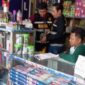 Petugas Bea Cukai didampingi Satpol PP melakukan pemeriksaan di sebuah toko di Jalan Jamaluddin, Kelurahan Gunung Sekar, Kecamatan Sampang, Kamis (16/7/2026), dalam operasi penertiban peredaran rokok ilegal.