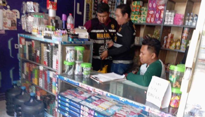 Petugas Bea Cukai didampingi Satpol PP melakukan pemeriksaan di sebuah toko di Jalan Jamaluddin, Kelurahan Gunung Sekar, Kecamatan Sampang, Kamis (16/7/2026), dalam operasi penertiban peredaran rokok ilegal.