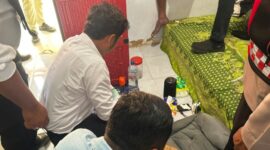 Petugas Polsek Sumenep Kota bersama Tim INAFIS Satreskrim Polresta Sumenep melakukan olah tempat kejadian perkara (TKP) di kamar kos tempat ditemukannya seorang pria berinisial AS (38) meninggal dunia di Desa Gunggung, Kecamatan Batuan, Kabupaten Sumenep, Rabu (15/7/2026).