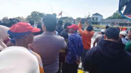 Proses evakuasi jenazah nelayan Rumli (40) di perairan Pantai Paniniran, Desa Tamberu Barat, Kecamatan Sokobanah, Kabupaten Sampang, Jumat (17/7/2026), disaksikan warga dan petugas gabungan setelah korban ditemukan mengapung usai dilaporkan hilang saat melaut di perairan Pasean, Kabupaten Pamekasan.