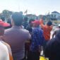 Proses evakuasi jenazah nelayan Rumli (40) di perairan Pantai Paniniran, Desa Tamberu Barat, Kecamatan Sokobanah, Kabupaten Sampang, Jumat (17/7/2026), disaksikan warga dan petugas gabungan setelah korban ditemukan mengapung usai dilaporkan hilang saat melaut di perairan Pasean, Kabupaten Pamekasan.
