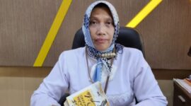 Direktur RSUD dr. H. Moh. Anwar Sumenep, dr. Hj. Erliyati, M.Kes, menunjukkan penghargaan Predikat Koperasi Sehat yang diraih KPRI RSUD dr. H. Moh. Anwar Sumenep pada peringatan Hari Koperasi ke-79. Penghargaan tersebut menjadi bukti keberhasilan koperasi dalam menerapkan tata kelola yang profesional, transparan, dan akuntabel.