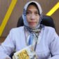 Direktur RSUD dr. H. Moh. Anwar Sumenep, dr. Hj. Erliyati, M.Kes, menunjukkan penghargaan Predikat Koperasi Sehat yang diraih KPRI RSUD dr. H. Moh. Anwar Sumenep pada peringatan Hari Koperasi ke-79. Penghargaan tersebut menjadi bukti keberhasilan koperasi dalam menerapkan tata kelola yang profesional, transparan, dan akuntabel.