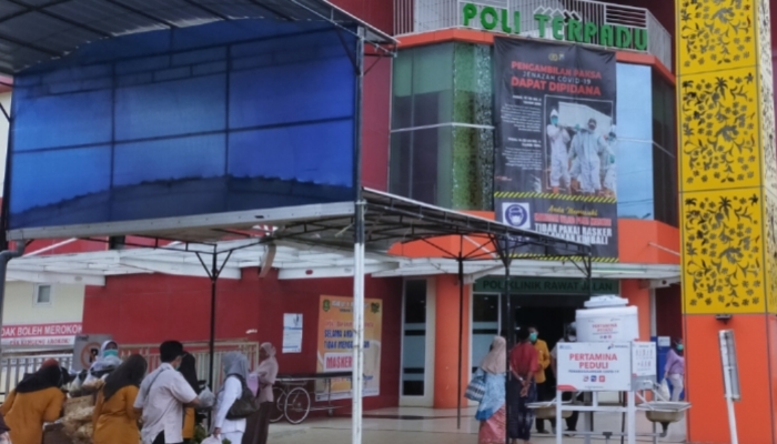 Keterangan foto:

Pelayanan Prima: Suasana aktivitas di area Poli Terpadu RSUD dr. H. Moh. Anwar Sumenep. Berdasarkan evaluasi indikator mutu Triwulan II Tahun 2026, mayoritas indikator pelayanan rumah sakit mencatat capaian di atas 90 persen sebagai wujud komitmen menghadirkan layanan kesehatan yang aman, berkualitas, dan berorientasi pada keselamatan pasien.