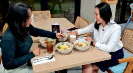 Pengunjung menikmati hidangan spesial The Late Shift di Sae Rassa Restaurant, MYZE Hotel Sumenep. Program kuliner dari ARTOTEL Group ini menghadirkan beragam menu andalan, seperti ramen, congee, hingga minuman spesial, yang dapat dinikmati setiap hari mulai pukul 18.00 WIB selama periode 20 Juli–20 September 2026.