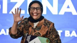 Nanik S Deyang melambaikan tangan usai menghadiri sebuah kegiatan. Nanik resmi mengundurkan diri dari jabatannya sebagai Kepala Badan Gizi Nasional (BGN) setelah berpamitan kepada Presiden Prabowo Subianto untuk menjalani pengobatan jantung. Foto: Dok. BGN.