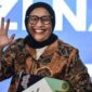 Nanik S Deyang melambaikan tangan usai menghadiri sebuah kegiatan. Nanik resmi mengundurkan diri dari jabatannya sebagai Kepala Badan Gizi Nasional (BGN) setelah berpamitan kepada Presiden Prabowo Subianto untuk menjalani pengobatan jantung. Foto: Dok. BGN.