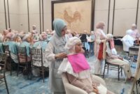 Peserta mengikuti sesi Advance Personal Color Analysis dalam rangkaian acara Wardah Colourverse Studio di MYZE Hotel Sumenep by Artotel. Melalui pendampingan tim profesional Wardah, peserta dikenalkan pada warna yang paling sesuai dengan karakter kulit, rambut, dan fitur wajah sebagai panduan dalam memilih riasan maupun gaya berbusana.