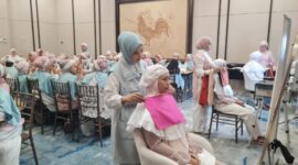 Peserta mengikuti sesi Advance Personal Color Analysis dalam rangkaian acara Wardah Colourverse Studio di MYZE Hotel Sumenep by Artotel. Melalui pendampingan tim profesional Wardah, peserta dikenalkan pada warna yang paling sesuai dengan karakter kulit, rambut, dan fitur wajah sebagai panduan dalam memilih riasan maupun gaya berbusana.