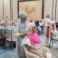 Peserta mengikuti sesi Advance Personal Color Analysis dalam rangkaian acara Wardah Colourverse Studio di MYZE Hotel Sumenep by Artotel. Melalui pendampingan tim profesional Wardah, peserta dikenalkan pada warna yang paling sesuai dengan karakter kulit, rambut, dan fitur wajah sebagai panduan dalam memilih riasan maupun gaya berbusana.