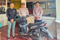 Petugas Polsek Kangean menunjukkan barang bukti sepeda motor Honda Beat Street yang diduga merupakan hasil pencurian di Desa Laok Jangjang, Kecamatan Arjasa, Kabupaten Sumenep. Dalam pengungkapan kasus tersebut, polisi mengamankan dua terduga pelaku dan kini keduanya menjalani proses hukum. Foto: Istimewa.