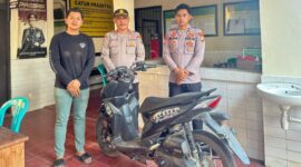 Petugas Polsek Kangean menunjukkan barang bukti sepeda motor Honda Beat Street yang diduga merupakan hasil pencurian di Desa Laok Jangjang, Kecamatan Arjasa, Kabupaten Sumenep. Dalam pengungkapan kasus tersebut, polisi mengamankan dua terduga pelaku dan kini keduanya menjalani proses hukum. Foto: Istimewa.