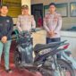 Petugas Polsek Kangean menunjukkan barang bukti sepeda motor Honda Beat Street yang diduga merupakan hasil pencurian di Desa Laok Jangjang, Kecamatan Arjasa, Kabupaten Sumenep. Dalam pengungkapan kasus tersebut, polisi mengamankan dua terduga pelaku dan kini keduanya menjalani proses hukum. Foto: Istimewa.