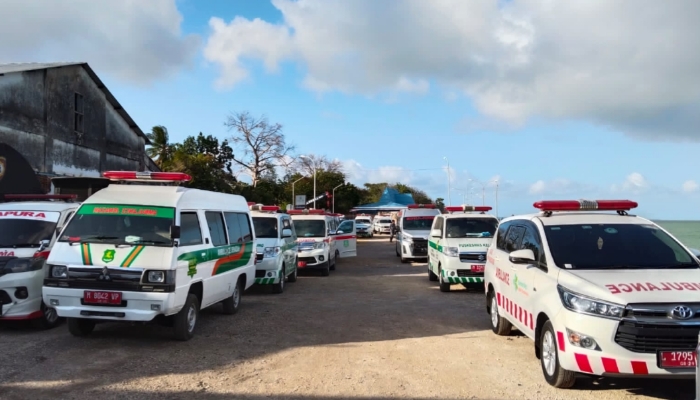 Sejumlah ambulans dari berbagai fasilitas kesehatan disiagakan di Pelabuhan Kalianget, Kabupaten Sumenep, sebagai bagian dari respons cepat Pemerintah Kabupaten Sumenep dalam penanganan penumpang KMP Mutiara Sentosa 2 yang mengalami kebakaran di perairan utara Pulau Sapudi, Minggu (2/8/2026).